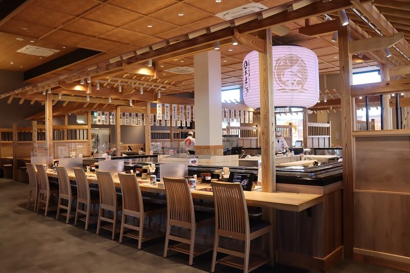 店内は木の温もりを感じられる造り