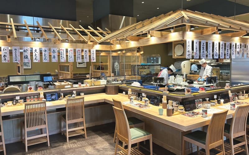 木のぬくもりを感じられる店内